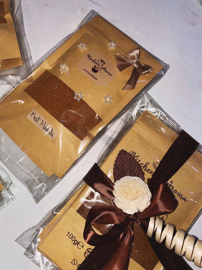 Masala pack with ribbon and flower